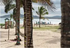  ?? ?? A beach in Puerto Villamil.