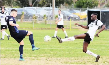  ??  ?? Sammy Gatpan tries to get touch on the ball first against his Comets opponent on Saturday.