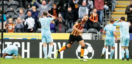  ?? PICTURE: Action Images ?? HEADS IN HANDS: Sunderland defenders look distraught after Hull City’s David Meyler scores against them