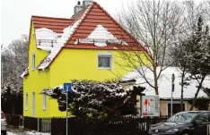  ??  ?? Dieses neongrüne Haus in der Rohrenfeld­er Straße schießt nach Meinung mancher über das Ziel hinaus. In ihren Augen ist die Farbe zu grell.