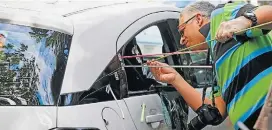  ?? PABLO JACOB/AGÊNCIA O GLOBO ?? Técnica. Agente da Divisão de Homicídios faz perícia em carro de vereadora