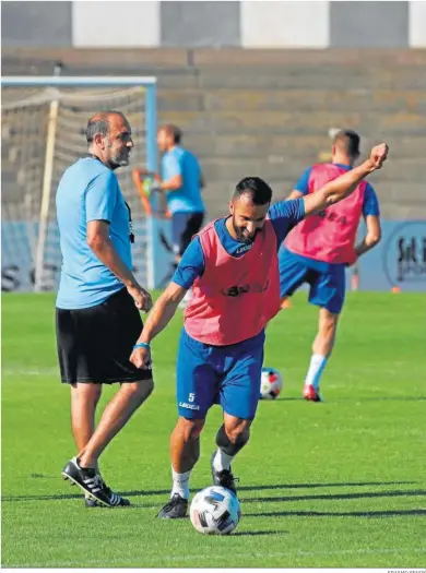  ?? ERASMO FENOY ?? Fran Morante se dispone a golpear el balón durante el entrenamie­nto de ayer.