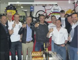  ?? (Photos R.L.) ?? (The Bike Shop by Philippe Gilbert), amis et clients pour fêter ce premier succès au Tour des Flandres, largement relayé dans la presse belge.