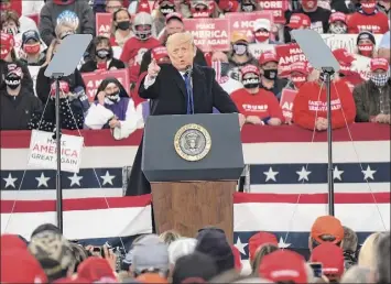  ?? J.D. Pooley / Getty Images ?? President Donald Trump campaigns Saturday during a rally in Circlevill­e Ohio, where few wore masks even as they stood and sat shoulder to shoulder.