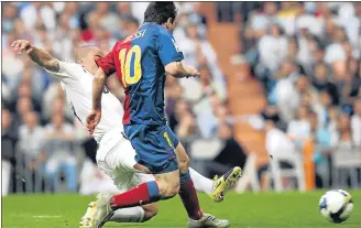  ?? FOTO: J. A. SIRVENT ?? Leo Messi, en el momento de marcar el 1-3 Fue una pesadilla para el Madrid