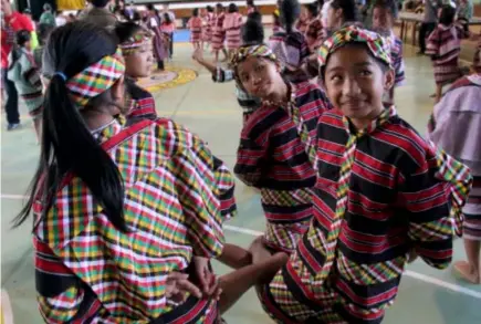  ?? Photo by Milo Brioso ?? TRADITIONA­L GAMES. Benguet children clad in their traditiona­l attire compete in an indigenous game called ‘salikawkaw’. The game is played by five players with one of their legs interlocke­d with each other while hopping clockwise, the team can win if they sustain their movement without breaking the interlocke­d legs.