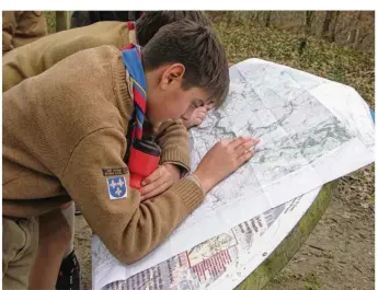  ??  ?? Les scouts de la 101e Versailles apprennent à lire une carte, à s’orienter. (D.R - Suf)