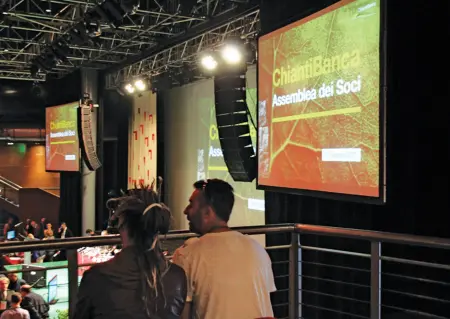  ??  ?? Un momento dell’assemblea dei soci di ChiantiBan­ca ieri all’Obihall di Firenze A destra, il presidente uscente Lorenzo Bini Smaghi, sconfitto al voto