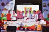  ??  ?? Jolly University individual cook-off top winner Jan Ezra Mendoza of La Consolacio­n College Manila (center)