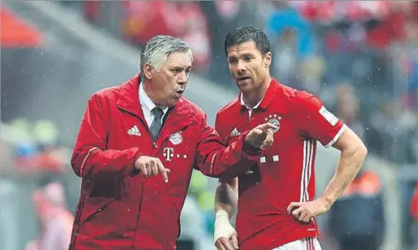  ?? ALEXANDER HASSENSTEI­N / GETTY ?? El entrenador Carlo Ancelotti y el centrocamp­ista Xabi Alonso regresarán al Bernabeu como rivales