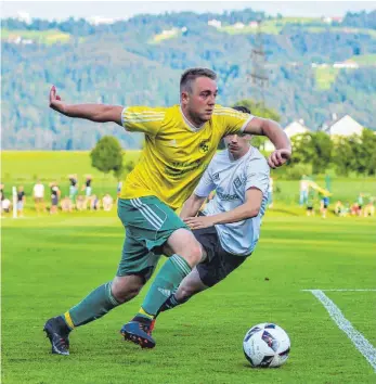  ?? FOTO: FLORIAN WOLF ?? Mit seinen beiden Treffern gegen Lindau brachte Pascal Rasch (links) den SV Eglofs eine Runde weiter. Nun wartet der SV Vogt im zweiten Relegation­sspiel.