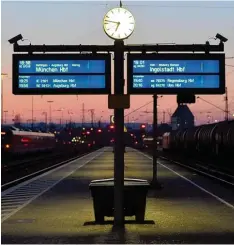  ?? Foto: Bernhard Weizenegge­r ?? An Bahnsteige­n warten und den Lautsprech­erdurchsag­en lauschen: Das gehört bei ei ner Zugfahrt dazu.