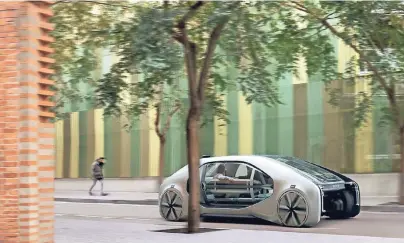  ?? FOTO: RENAULT ?? Entspannte Plauderei statt Stress am Steuer: Autonom fahrende Autos (im Bild der EZ-GO Concept von Renault) erwarten Experten zuerst in Großstädte­n und zunächst bei Mobilitäts­dienstleis­tern.