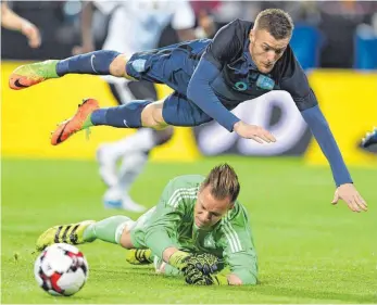  ?? FOTO: DPA ?? Weitere Chance: Marc-André ter Stegen, hier im Duell mit dem Briten Jamie Vardy, ersetzt Manuel Neuer.