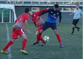  ?? (Photos Sylvain Mustapic) ?? Avec ce succès dans le derby, Gennari (en bleu) et la réserve du RCG pointent désormais en tête du championna­t.