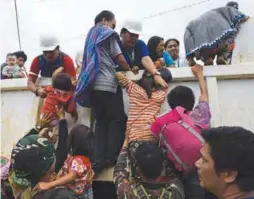  ??  ?? Women and children being evacuated from a village near Marawi on Wednesday.