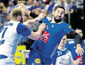  ?? EPA ?? Frankreich­s Nikola Karabatic (r.) an der WM im Spiel gegen Islands Arnar Freyr Arnarsson. Video: Wie die Handballst­ars auf ihre Situation aufmerksam machen, sehen Sie auf 20min.ch