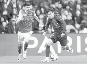  ?? — Gambar AFP ?? TENANG: Lee (kanan) beraksi pada perlawanan Ligue 1 Perancis di antara PSG dan Reims pada 10 Mac lalu.