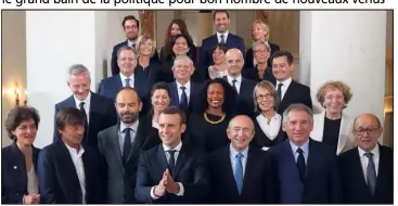  ?? (Ph. AFP) ?? Les dix-huit ministres et quatre secrétaire d’Etat entourant le président de la République et son Premier ministre.