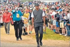  ??  ?? REGRESO. Tiger Woods tuvo un gran tercer día en Carnoustie.