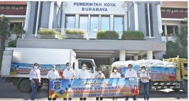  ??  ?? ATAS DASAR KEMANUSIAA­N: Bantuan yang diberikan oleh Smiling Club berupa paket sembako yang terdiri atas beras 6 ton, gula pasir 2 ton, dan minyak 2.000 botol. Selain itu, ada 400 baju hazmat, 40.000 masker 3 ply, 1.050 safety goggle, dan 810 respirator KN 95.