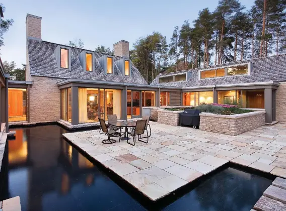  ??  ?? This spectacula­r Cambridge home includes a cluster of out buildings and a water feature.Photo courtesy of Robertson Simmons Architects Inc.