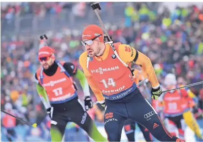  ?? FOTO: MARTIN ?? 12 Januar 2020, als die Welt in Oberhof noch in Ordnung war: Arnd Peiffer wird vor vollen Zuschauerr­ängen Zweiter beim Massenstar­t.