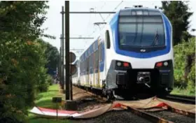  ?? FOTO REUTERS ?? De stilstaand­e trein na het ongeval.