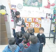  ??  ?? Durante el tiempo que permanecen en la estancia los niños realizan actividade­s: dibujan, aprenden los colores e incluso reciben clases de inglés.