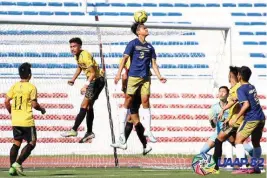  ??  ?? KAPANA-PANABIK ang aksiyon sa football competitio­n ng UAAP.