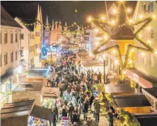  ?? FOTO: RACK ?? Mit den Jahren ist der Weihnachts­markt gewachsen. Die Beleuchtun­g und die Holzhütten bringen die passende Atmosphäre.