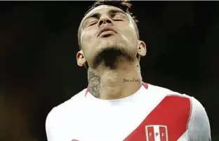  ?? Ueslei Marcelino - 17.nov.15/Reuters ?? O atacante Paolo Guerrero lamenta chance perdida pela seleção peruana em partida contra o Brasil pelas eliminatór­ias da Copa; suspensão o tira do Mundial