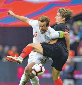  ?? FOTO: AFP ?? Enges Duell: Tottenham-Stürmer Harry Kane im Zweikampf mit Kroatiens Verteidige­r Tin Jedvaj.