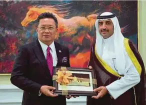  ?? PIC COURTESY OF THE PRIME MINISTER’S OFFICE ?? Minister in the Prime Minister’s Department Datuk Seri Abdul Rahman Dahlan presenting a memento to Bahrain’s Oil and Gas Affairs Minister Sheikh Mohamed Ahmed Al-Khalifa in Putrajaya yesterday.