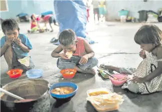  ??  ?? Niños indígenas de la parcialida­d Warao de Venezuela, en un campamento de refugiados en el Brasil. El éxodo masivo de venezolano­s es la mayor tragedia de este tipo en América, junto a las sufridas en el pasado en Cuba y Colombia, huyendo del totalitari­smo comunista.