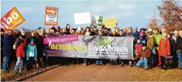  ?? Foto: Peter Stöbich ?? Gegen das geplante Industrieg­ebiet und den Flächenver­brauch in Bayern demonstrie­rten am Wochenende rund 100 Bürger in Me ring.