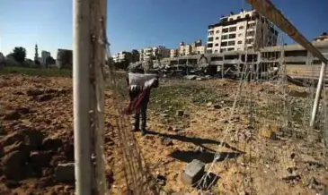  ?? ?? ANTARA stadium di Semenanjun­g Gaza yang musnah akibat serangan Israel. - Foto AFP