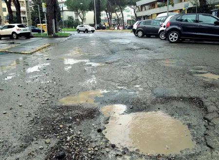  ??  ?? Via don Giovanni Verità, a Campo di Marte. La strada è quasi impraticab­ile per la serie di voragini che si sono aperte negli ultimi mesi