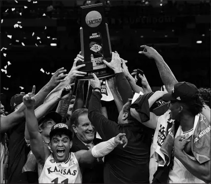  ?? DAVID J. PHILLIP / AP 2022 ?? Kansas celebrates after defeating North Carolina in the championsh­ip game of the NCAA Tournament on April 4, 2022, in New Orleans.