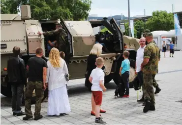  ?? Foto: Hagen Jung ?? Die Bundeswehr wirbt wieder auf der IdeenExpo.