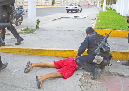  ?? TOSCURO /CUAR- ?? Jóvenes de entre 12 y 29 años, principalm­ente de contextos precarizad­os, son victimas de detencione­s arbitraria­s