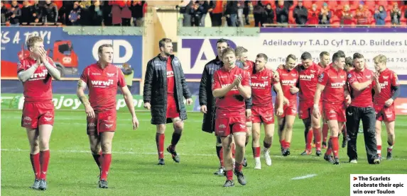  ??  ?? > The Scarlets celebrate their epic win over Toulon