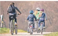  ?? FOTO: FRANK RUMPENHORS­T/DPA ?? Eine Mutter fährt mit ihren drei Kindern Fahrrad.