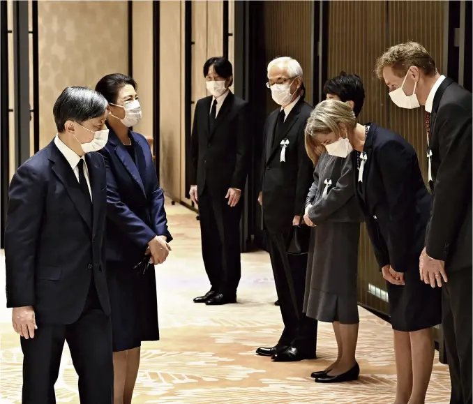  ?? The Yomiuri Shimbun ?? The Emperor and Empress are greeted by Crown Prince Akishino, center, and British Ambassador Julia Longbottom, second from right, among others in a VIP room at Haneda Airport on Tuesday.