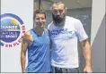  ??  ?? Avec Sébastien Chabal pour inaugurer les itinéraire­s de course à pied du projet « Cannes, capitale du sport en plein air », le  juin .