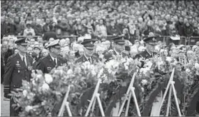  ??  ?? Kransen ter herdenking van Nederlande­rs die in de Tweede Wereldoorl­og zijn omgekomen.
(Foto: De Telegraaf)