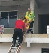  ??  ?? Familia afectada por las lluvia en la colonia 20 de Noviembre fue rescatada por Protección Civil