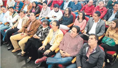  ?? FOTO: EL HERALDO ?? El fuego cruzado y las diferencia­s no cesan entre el expresiden­ciable Luis Zelaya y Elvin Santos, jefe de bancada.