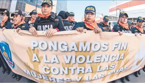  ??  ?? Policías costarrice­nses se sumaron a la marcha de ayer en San José para rechazar la violencia de que son víctimas las mujeres en Costa Rica.