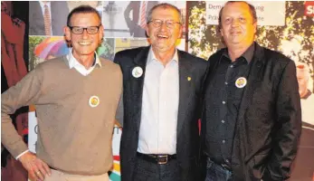  ?? FOTO: DIRK AUGUSTIN ?? Gemeinsam wollen sie ein zweites Mal die Oberbürger­meisterwah­l in Lindau gewinnen (von links): Roland Manz von den Freien Wähler, OB Gerhard Ecker und Roland Sommer von der SPD.